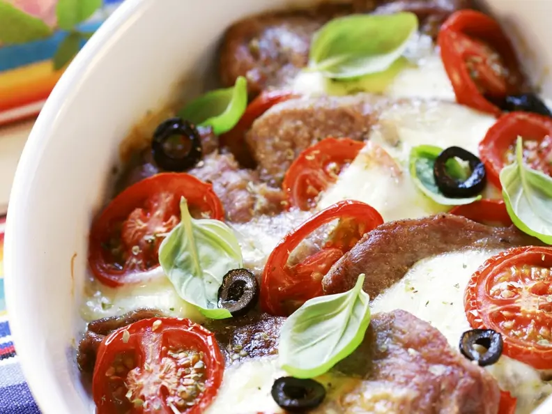 Schweinebraten mit Tomaten und Mozzarella