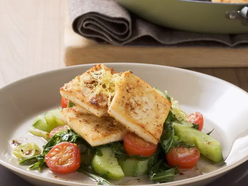 Zitronen-Senf-Tofu mit Gurkengemüse