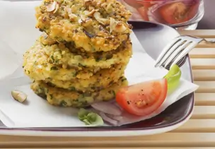 Hirsebratlinge mit Tomatensalat