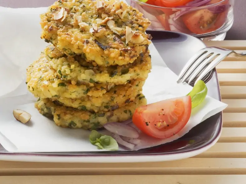 Hirsebratlinge mit Tomatensalat