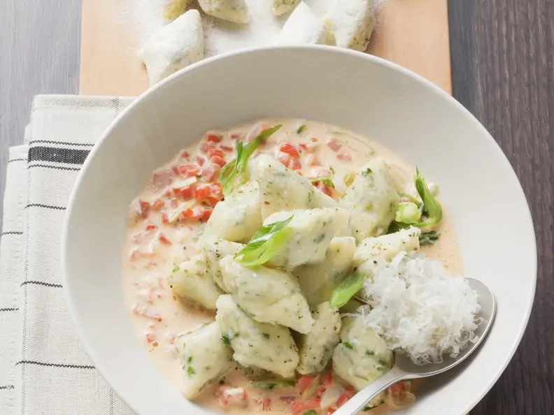 Gnocchi mit Kräutern und Paprikaschaumsoße