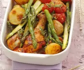 Hähnchenkeulen mit kleinen Kartoffeln, Cherrytomaten und grünem Spargel