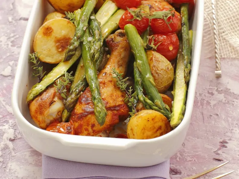 Hähnchenkeulen mit kleinen Kartoffeln, Cherrytomaten und grünem Spargel