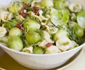 Pastasalat mit Rosenkohl, getrockneten Tomaten und Kresse