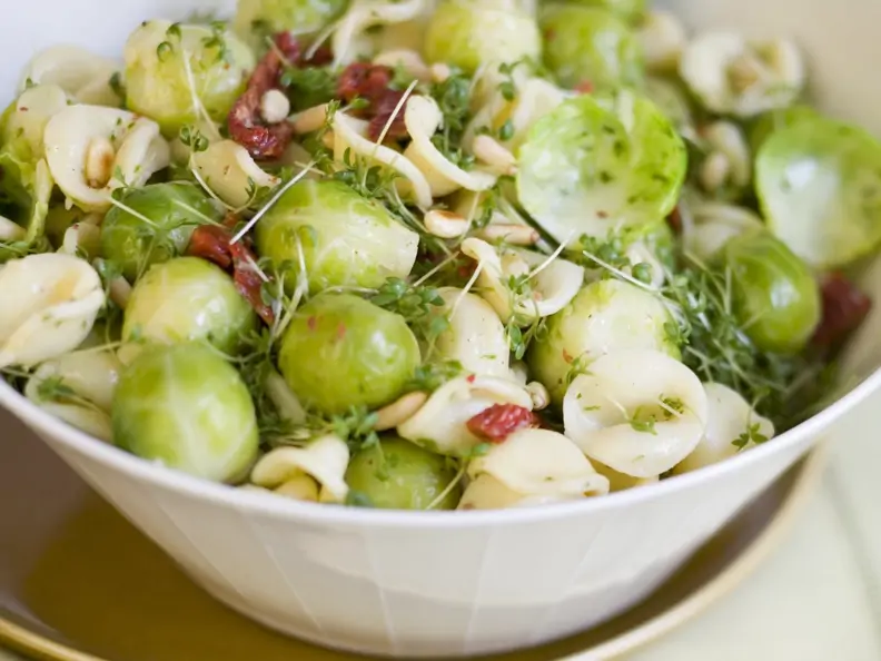 Pastasalat mit Rosenkohl, getrockneten Tomaten und Kresse