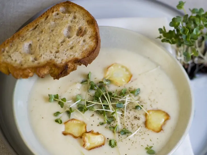 Pastinakensuppe mit Radieschensprossen