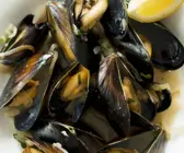 Miesmuscheln mit Edelzwiebeln in Weinsud