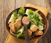 Hähnchen mit Sesampanade und Rucolasalat