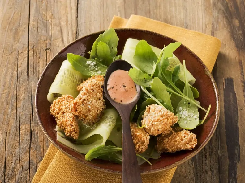 Hähnchen mit Sesampanade und Rucolasalat