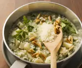 Risotto mit Petersilie und Pinienkernen