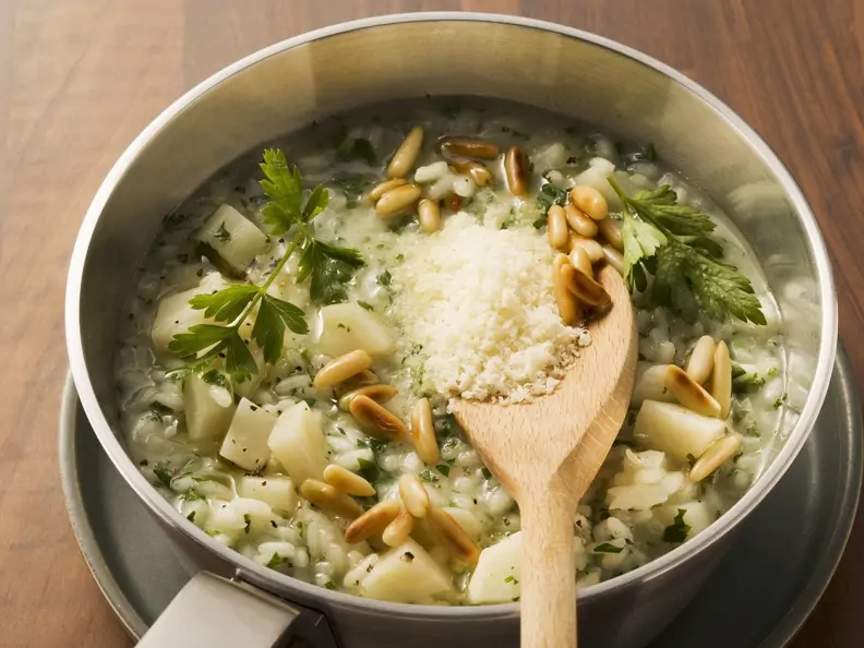 Risotto mit Petersilie und Pinienkernen