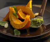 Kürbis mit grünem Pesto