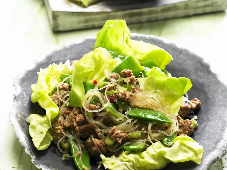 Glasnudel-Fleisch-Salat mit Zuckerschoten