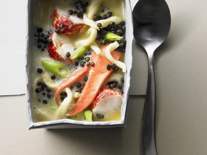 Suppe mit Hummer, schwarzen Linsen und Spätzle
