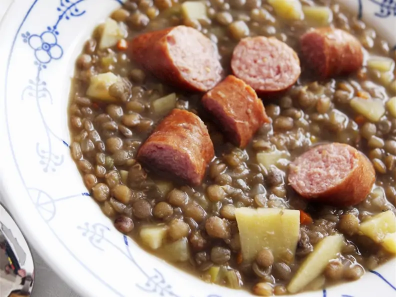 Linsensuppe mit Würstchen