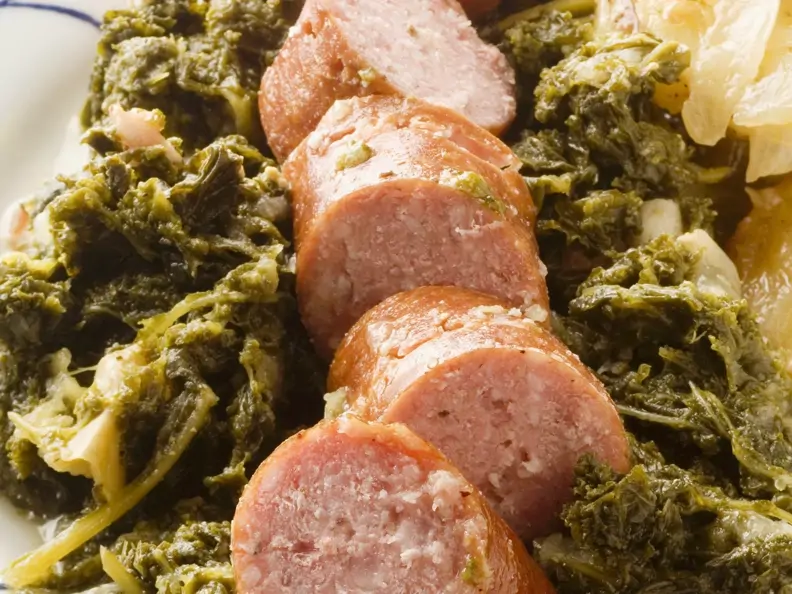 Mettwurst mit Grünkohlgemüse
