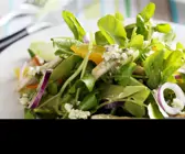 Salat aus Brunnenkresse mit Zwiebeln und Hühnchen