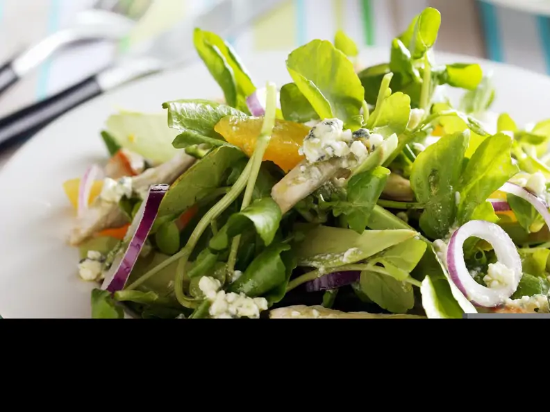Salat aus Brunnenkresse mit Zwiebeln und Hühnchen