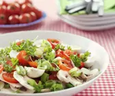 Champignon-Tomaten-Salat mit Porree mit Petersilie