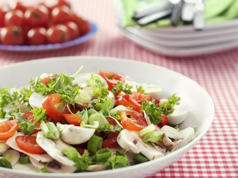 Champignon-Tomaten-Salat mit Porree mit Petersilie