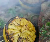 Gegrillte Koteletts mit Grill-Zitronen