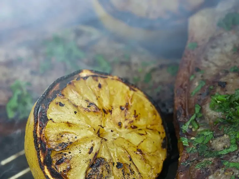 Gegrillte Koteletts mit Grill-Zitronen