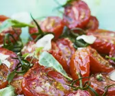 Salat aus Tomaten, Knoblauch und Basilikum