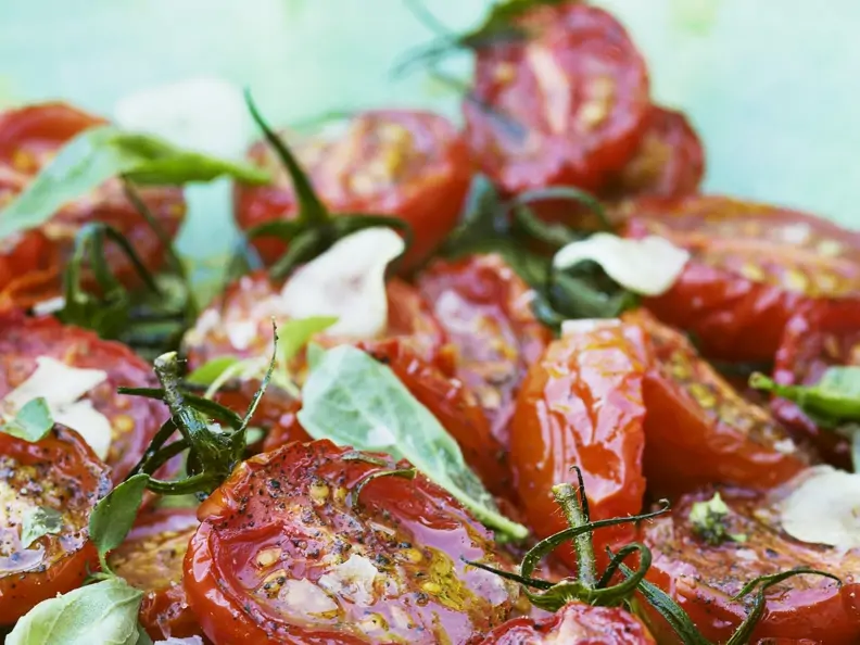 Salat aus Tomaten, Knoblauch und Basilikum