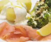 Geräucherter Lachs mit Kartoffeln, Zitronensoße und Brokkoliauflauf