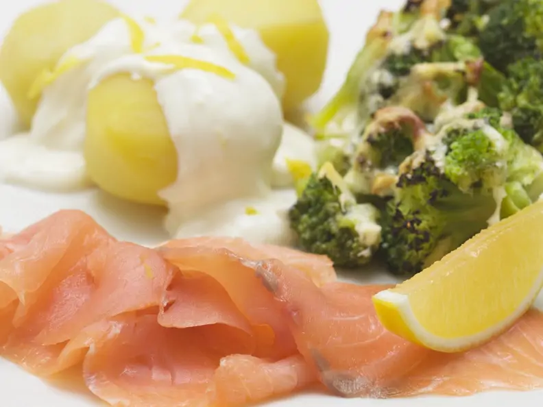 Geräucherter Lachs mit Kartoffeln, Zitronensoße und Brokkoliauflauf