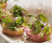 Gebratene Äpfel mit Zwiebel-Rucola-Salat