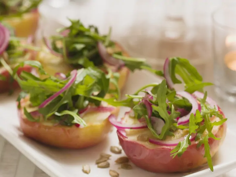 Gebratene Äpfel mit Zwiebel-Rucola-Salat