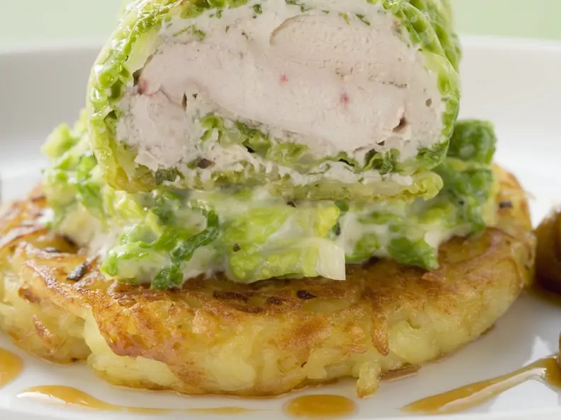 Fasanenroulade mit Wisingmantel, Rösti und Salbei