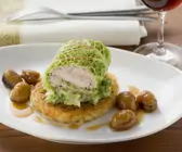 Fasanen-Wirsing-Wickel mit Rösti und Maroni