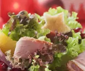 Geräucherte Ente auf Salat