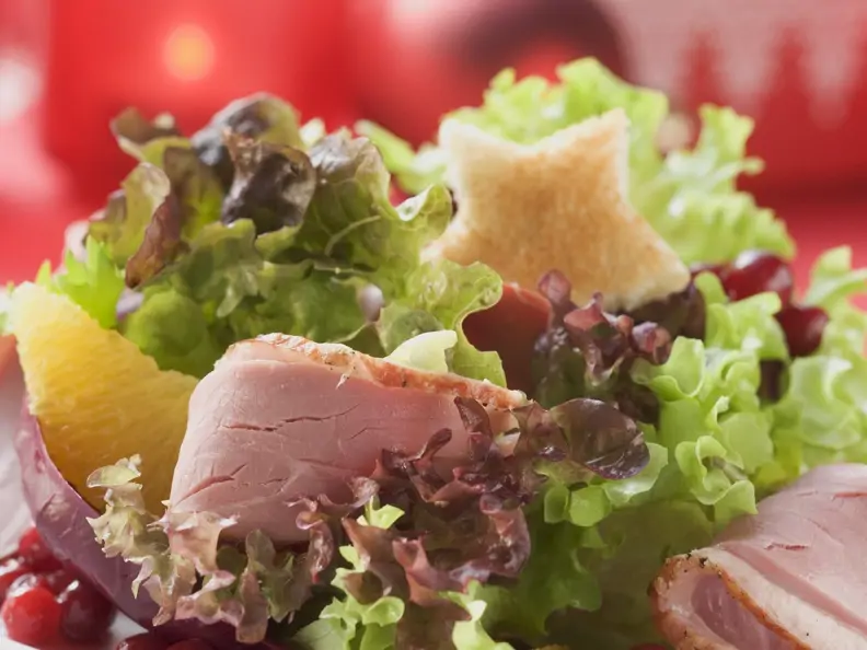 Geräucherte Ente auf Salat