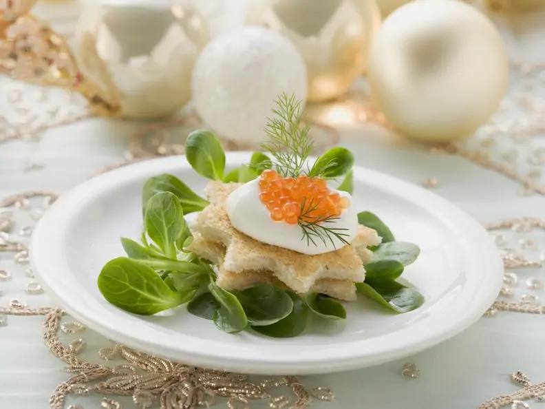 Toastbrotsterne mit Schmand, Kaviar und Feldsalat