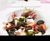 Salat mit Ziegenkäse, gemischten Beeren und Balsamessig