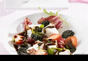 Salat mit Ziegenkäse, gemischten Beeren und Balsamessig