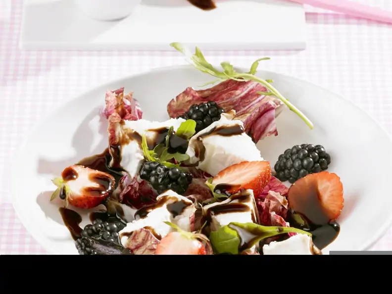 Salat mit Ziegenkäse, gemischten Beeren und Balsamessig