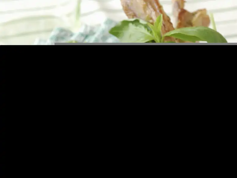 Koteletts vom Lamm mit grünem Pesto und Rucola