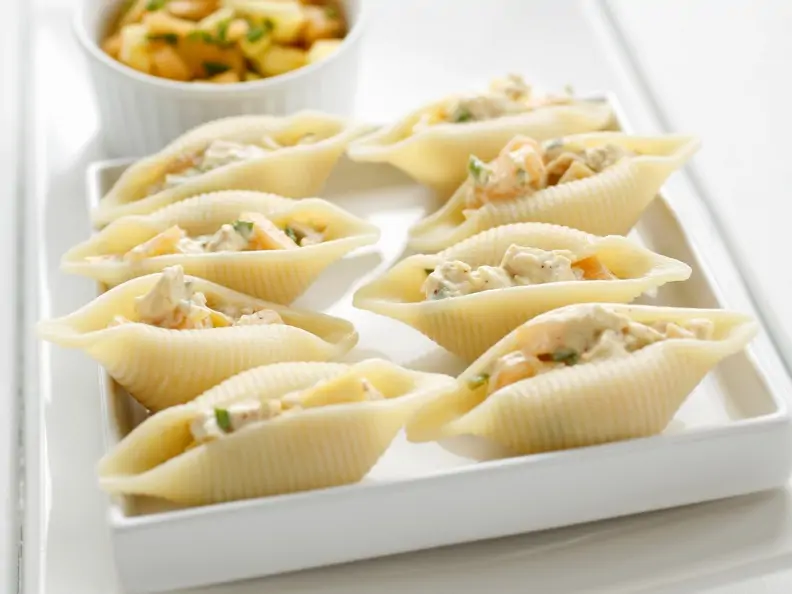 Große Muschelnudeln mit Melonen-Mango-Füllung