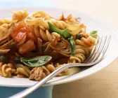 Nudeln mit Tomaten-Thunfisch-Sauce