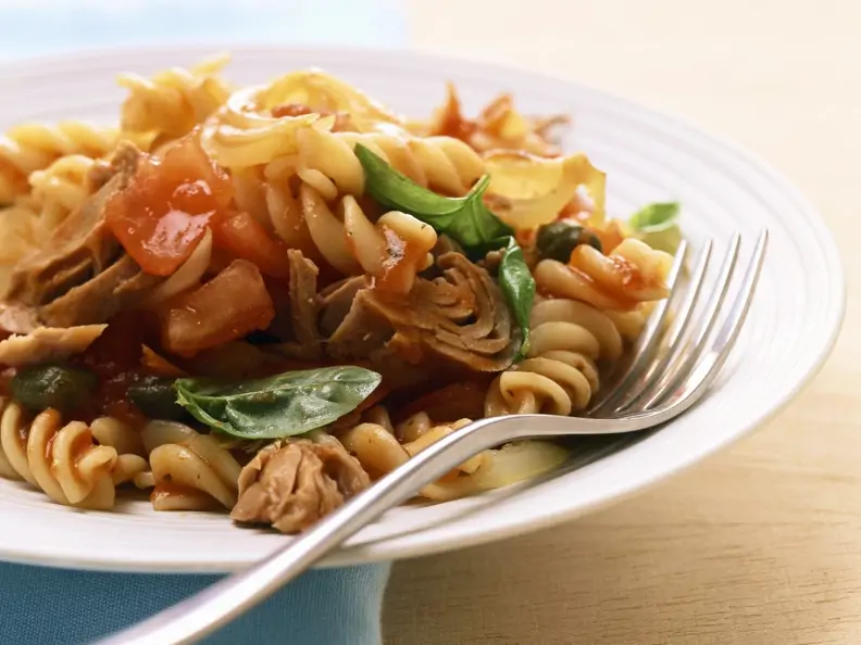 Nudeln mit Tomaten-Thunfisch-Sauce