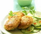 Linsen-Ingwer-Frikadellen mit Gurkensalat