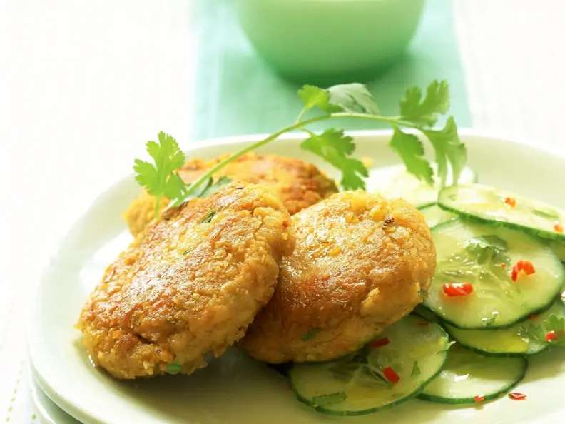Linsen-Ingwer-Frikadellen mit Gurkensalat