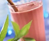 Molke-Kirsch-Cocktail mit Zimtstange