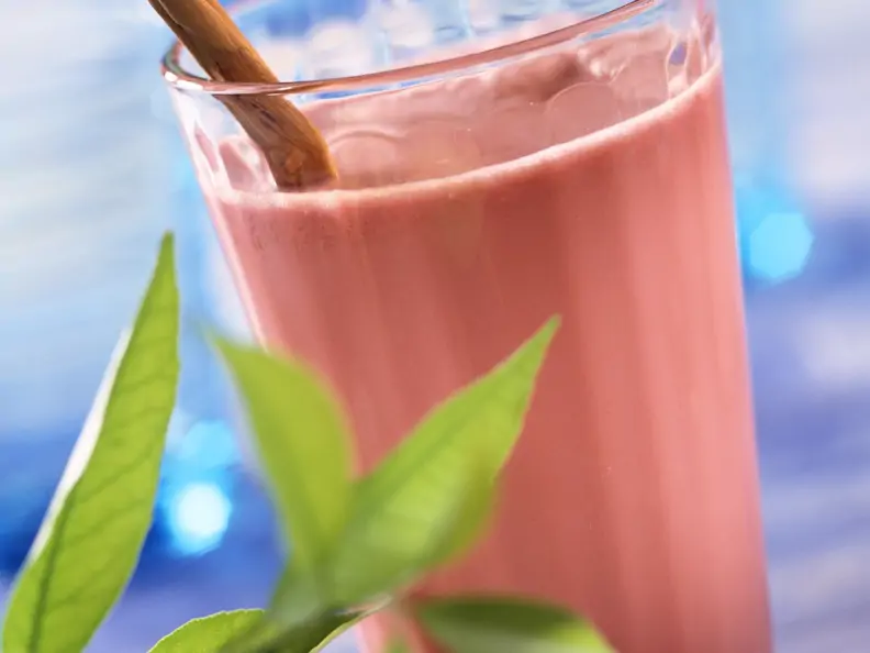Molke-Kirsch-Cocktail mit Zimtstange