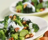 Brokkolisalat mit Haselnüssen und Joghurtdressing