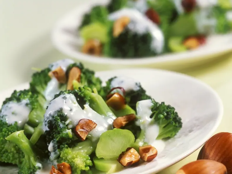 Brokkolisalat mit Haselnüssen und Joghurtdressing